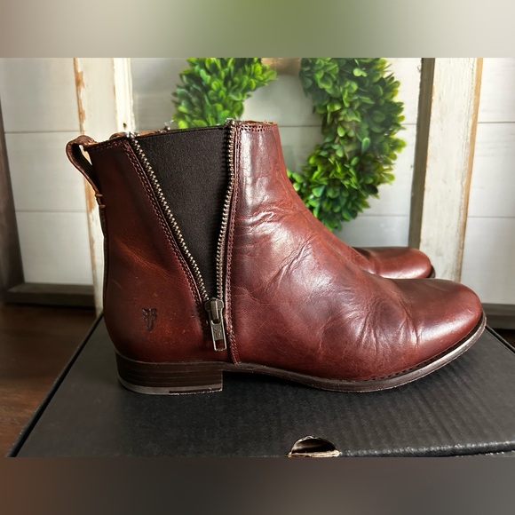 Frye Carly Zip Chelsea Boot - Cognac size 8.5 - Picture 4 of 9